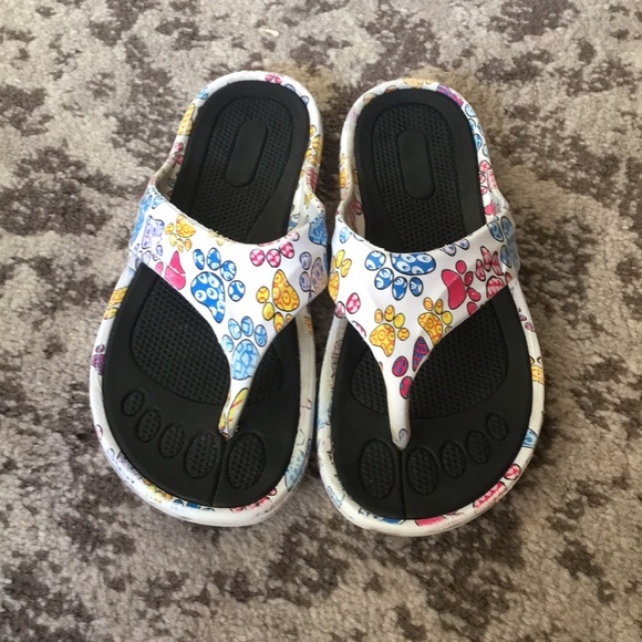 Detail Paw Print Crocs Nomer 6
