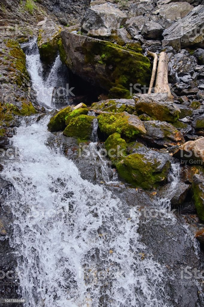 Detail Pemandangan Air Terjun Dan Gunung Nomer 26