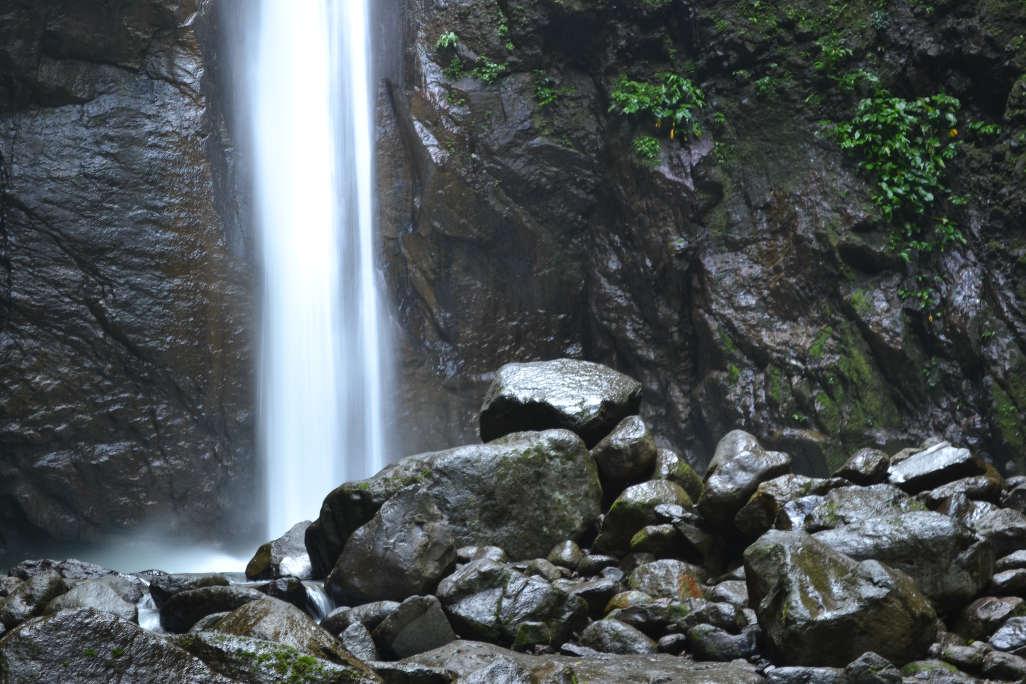 Detail Pemandangan Air Terjun Dan Gunung Nomer 49