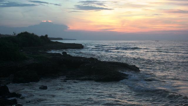 Detail Pemandangan Di Tepi Pantai Pada Waktu Senja Nomer 29