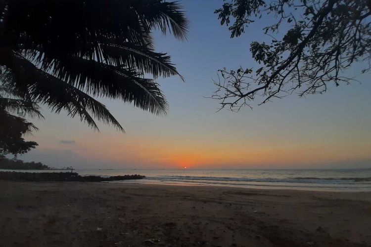 Detail Pemandangan Di Tepi Pantai Pada Waktu Senja Nomer 48