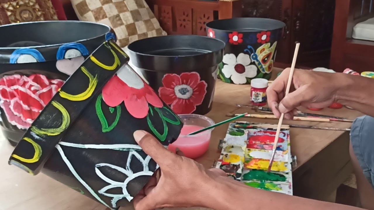 Detail Lukisan Di Pot Bunga Plastik Nomer 6