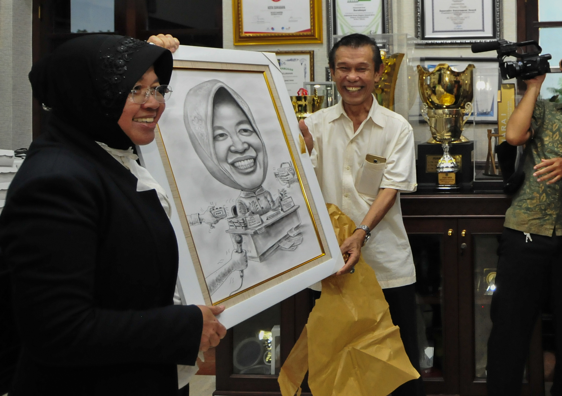 Detail Lukisan Foto Karikatur Nomer 36