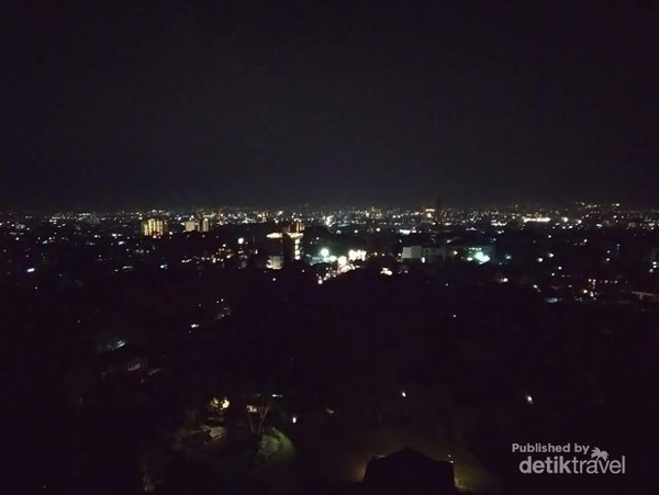 Detail Pemandangan Kota Malam Hari Dari Atas Gedung Nomer 30