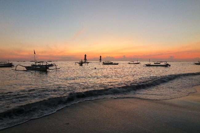 Detail Pemandangan Matahari Terbenam Di Tepi Pantai Nomer 13