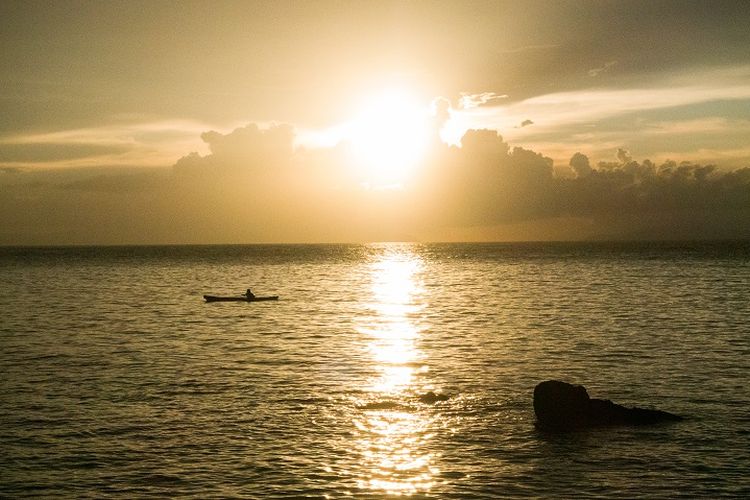 Detail Pemandangan Matahari Terbenam Di Tepi Pantai Nomer 39