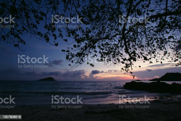 Detail Pemandangan Matahari Terbenam Di Tepi Pantai Nomer 40