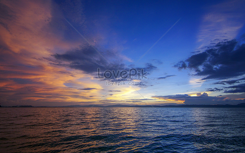 Detail Pemandangan Matahari Terbenam Di Tepi Pantai Nomer 9