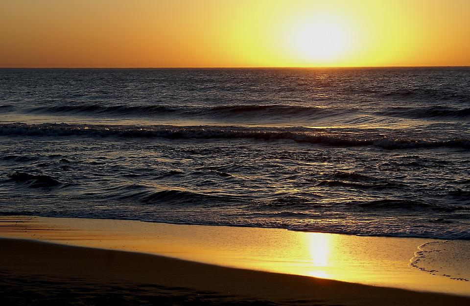 Detail Pemandangan Matahari Terbenam Di Tepi Pantai Nomer 10