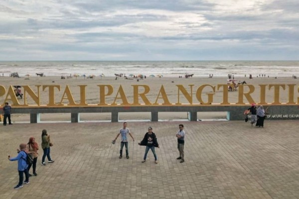 Detail Pemandangan Pantai Parangtritis Nomer 50