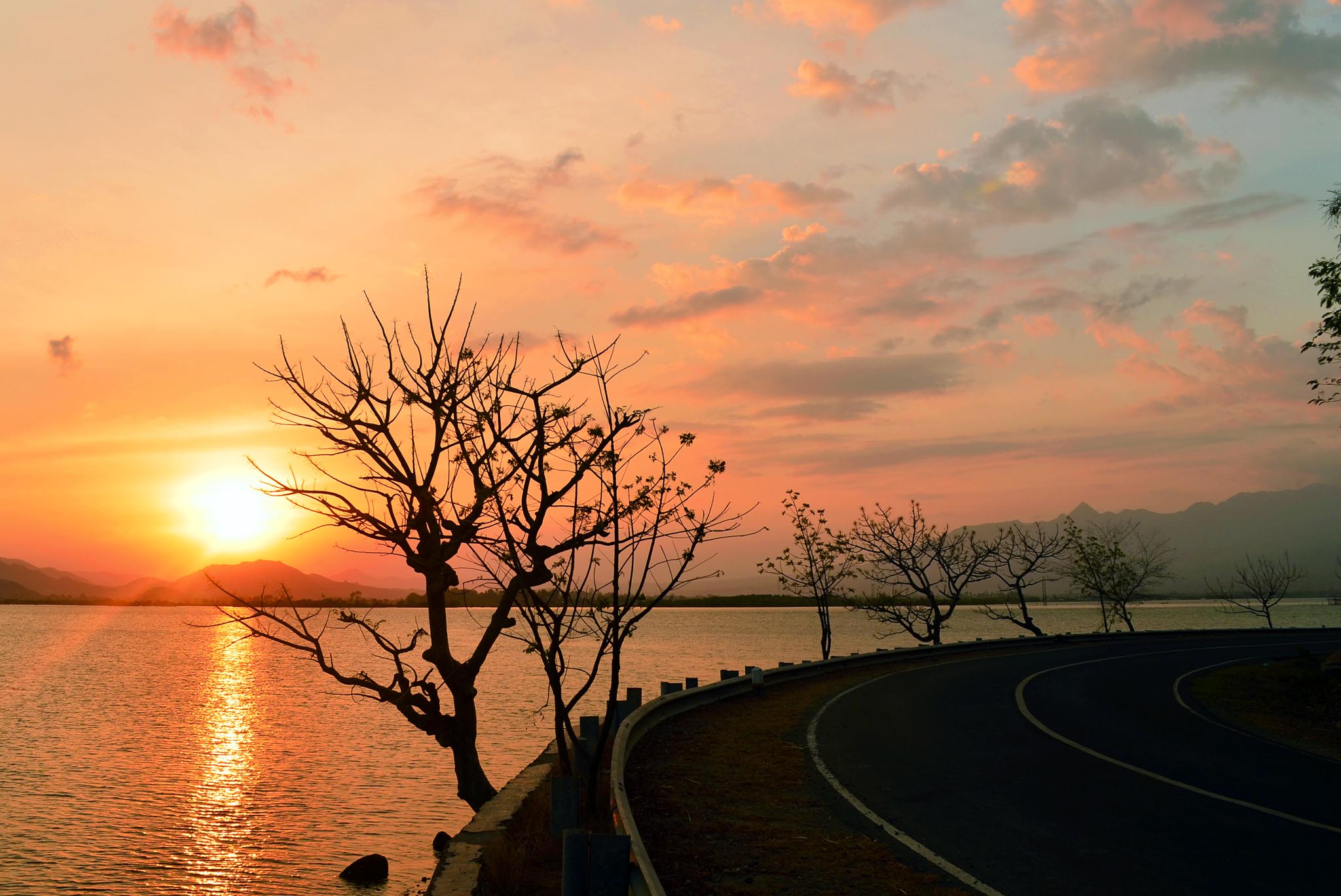 Detail Pemandangan Senja Di Pantai Nomer 24