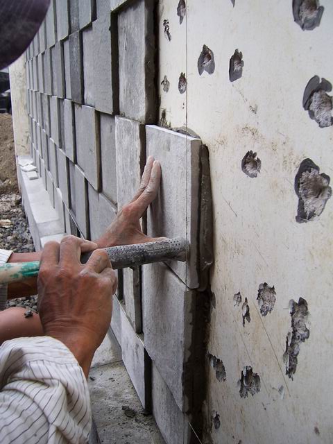 Detail Pemasangan Batu Alam Pada Dinding Rumah Nomer 2