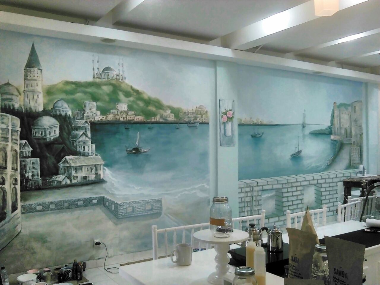 Detail Lukisan Gambar Di Dinding Cafe Bacground Cewek Nomer 12