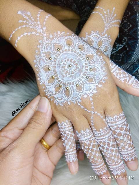 Detail Lukisan Henna Tangan Nomer 36