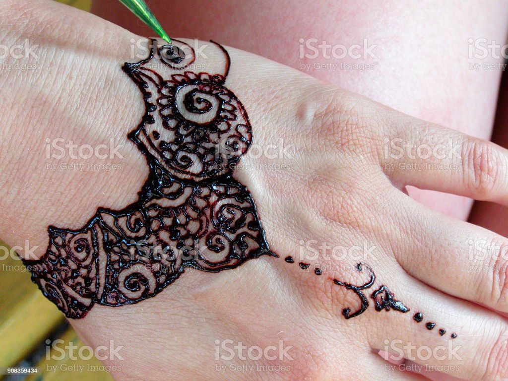 Detail Lukisan Henna Tangan Nomer 48