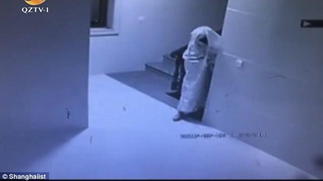 Detail Penampakan Hantu Nyata Tertangkap Kamera Cctv Kuburan Nomer 53