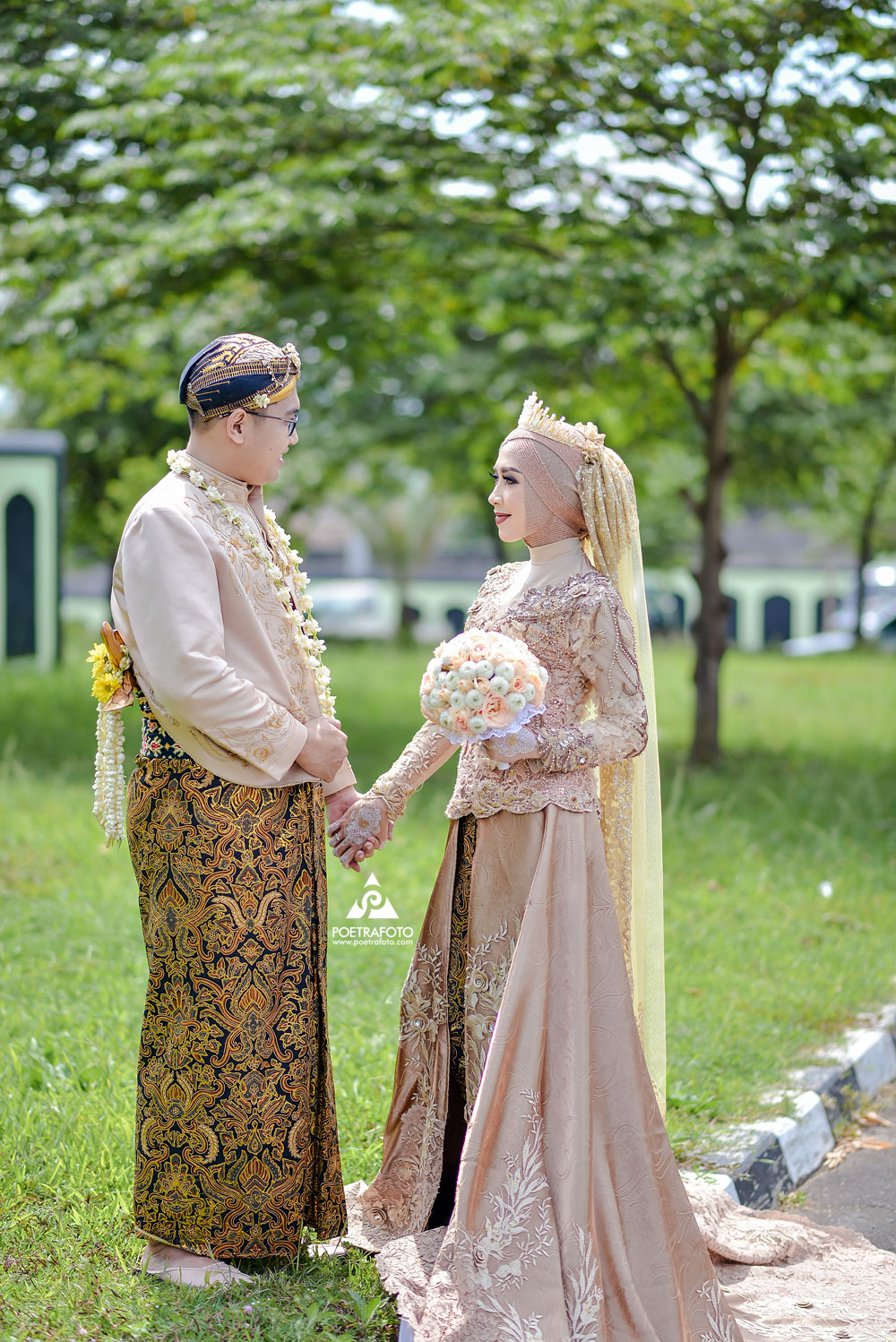 Detail Pengantin Berhijab Adat Jawa Nomer 41