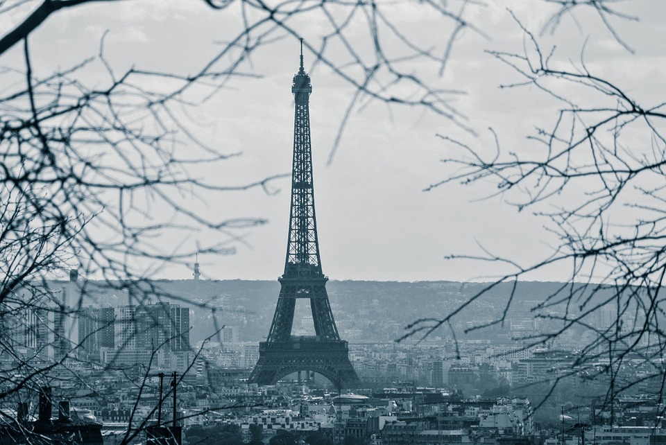 Detail Lukisan Pensil Menara Eiffel Nomer 19