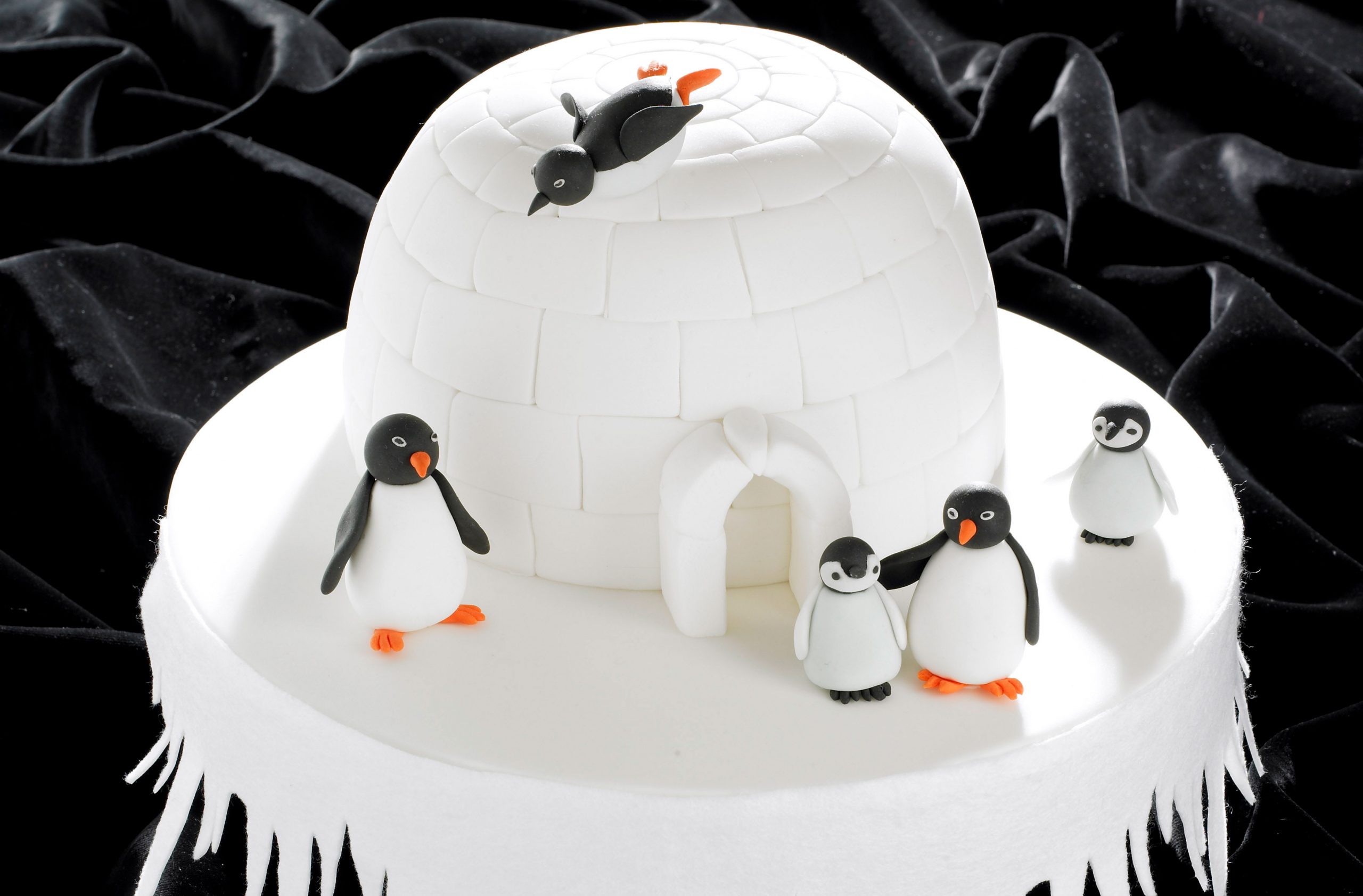 Penguin Igloo Cake - KibrisPDR