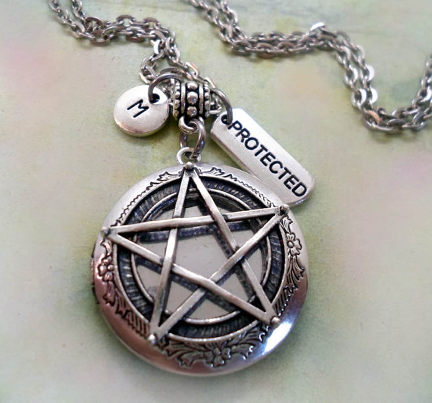Detail Pentacle Locket Nomer 2