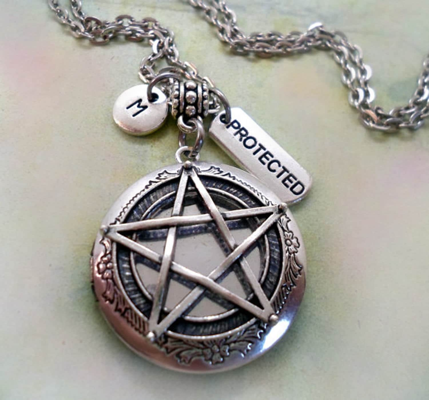 Detail Pentacle Locket Nomer 2