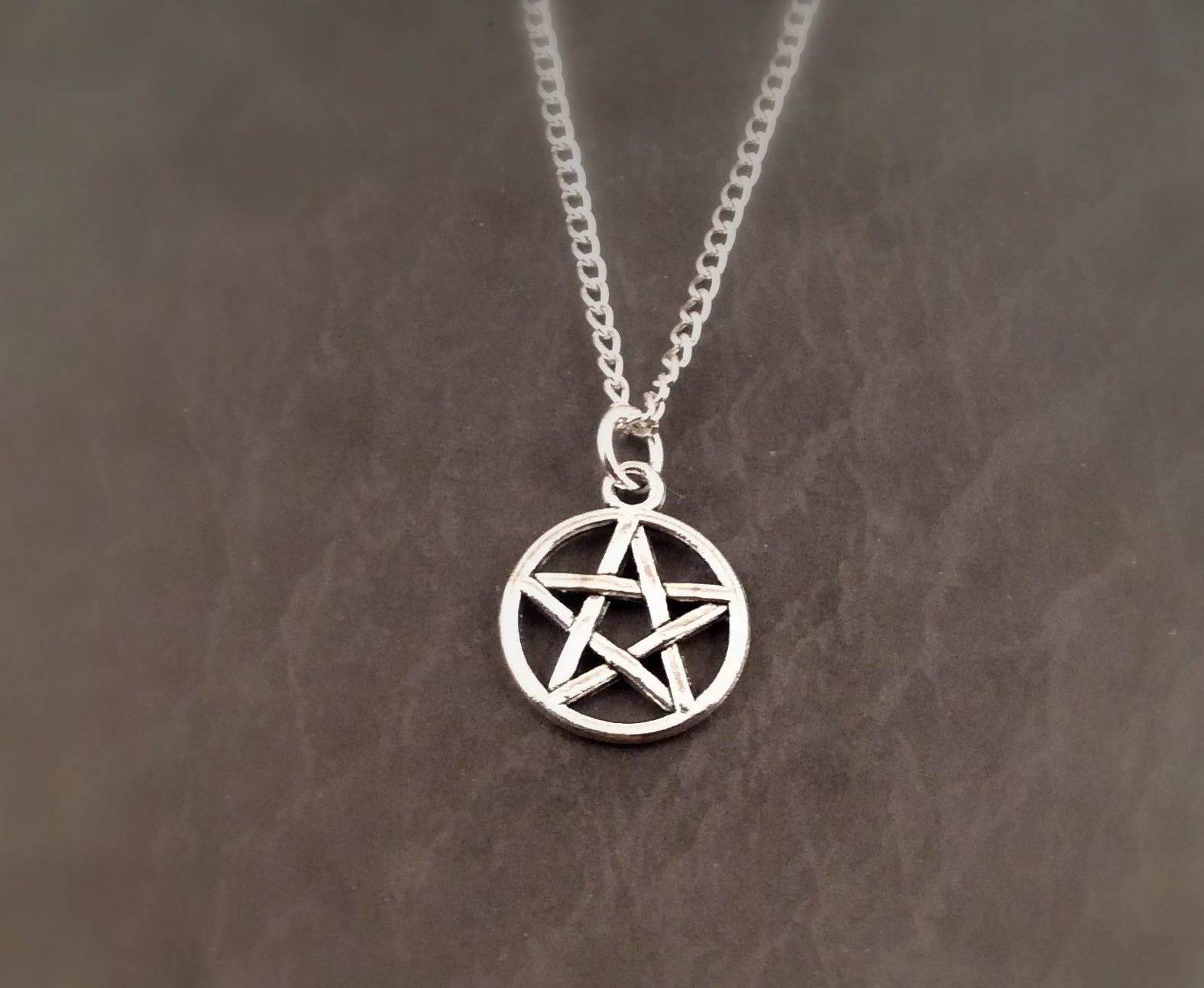 Detail Pentacle Locket Nomer 31