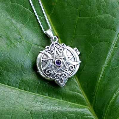 Detail Pentacle Locket Nomer 50