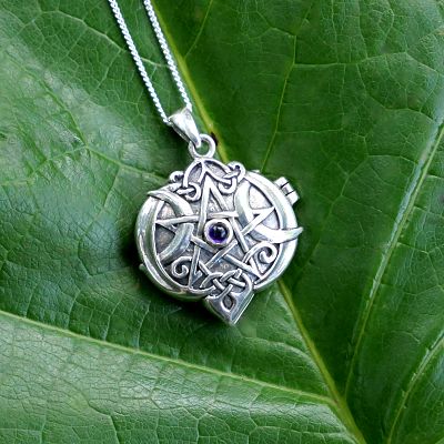 Detail Pentacle Locket Nomer 50