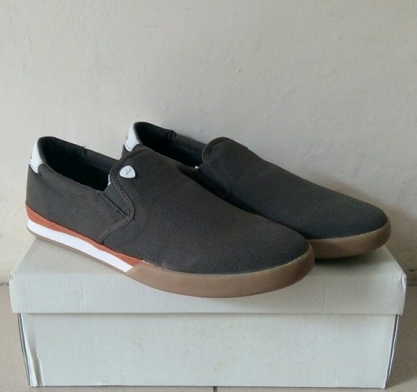 Detail Macbeth Slip On Nomer 9