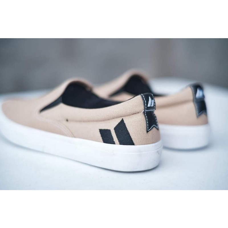 Detail Macbeth Slip On Nomer 25