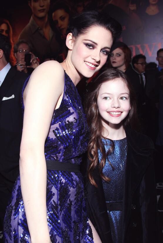 Detail Mackenzie Foy And Kristen Stewart Nomer 16