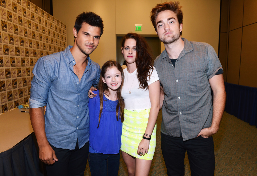 Detail Mackenzie Foy And Kristen Stewart Nomer 23