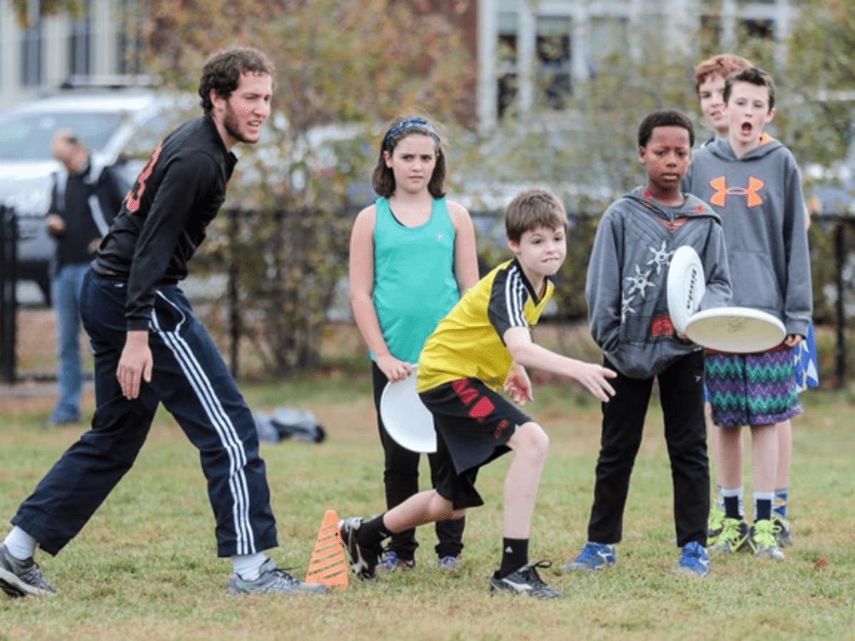 Detail People Playing Frisbee Png Nomer 38