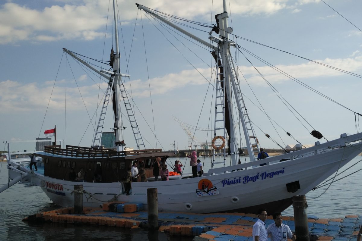 Detail Perahu Kecil Yang Biasa Ada Di Perahu Besar Nomer 34