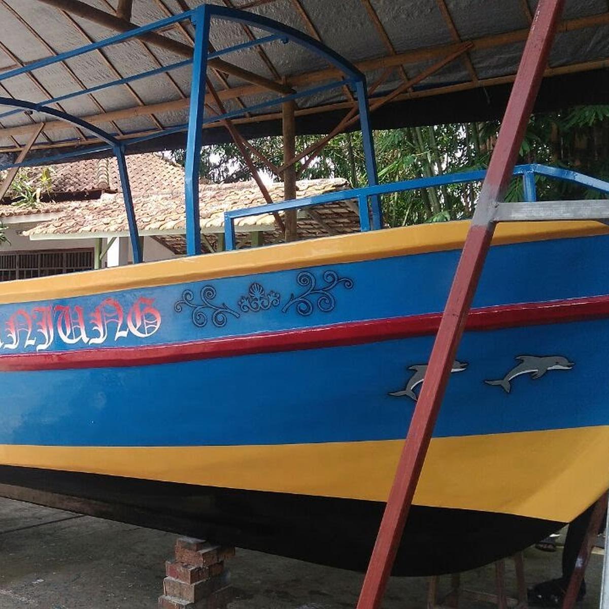 Detail Perahu Kecil Yang Biasa Ada Di Perahu Besar Nomer 44