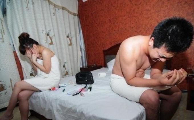 Detail Perempuan Dan Laki Laki Di Kamar Nomer 28