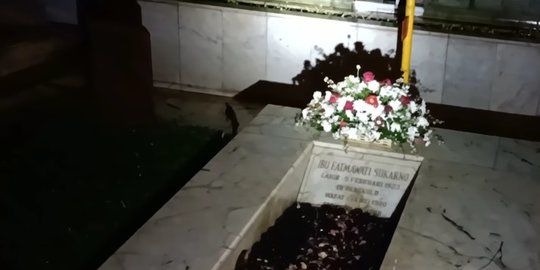 Detail Makam Freddie Mercury Nomer 19