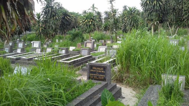 Detail Makam Freddie Mercury Nomer 21