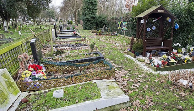 Detail Makam Freddie Mercury Nomer 3