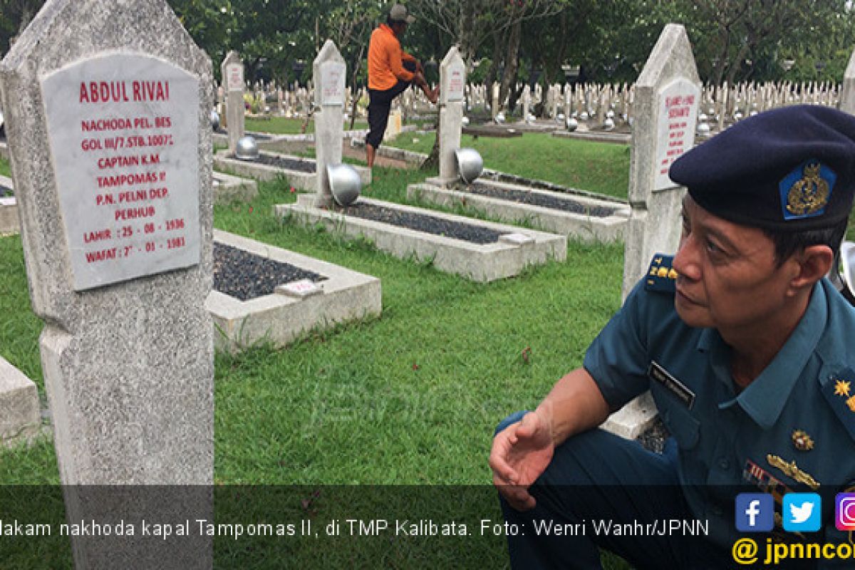 Detail Makam Freddie Mercury Nomer 25