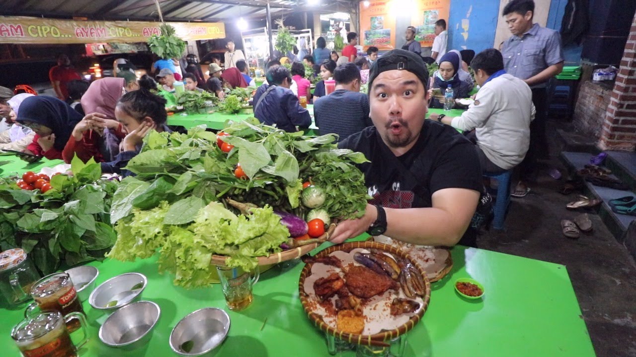 Detail Makanan Di Atas Meja Nomer 13