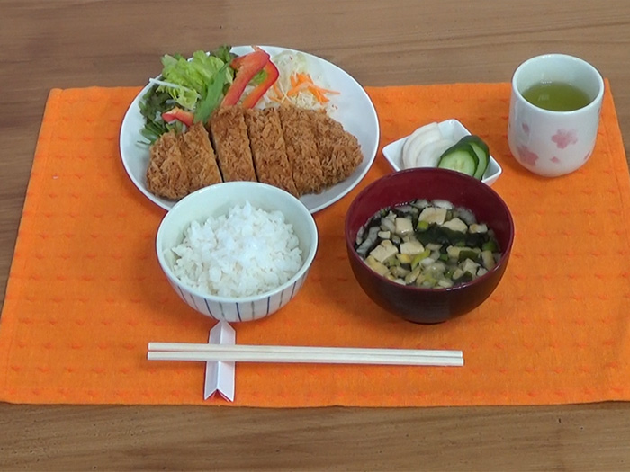 Detail Makanan Di Atas Meja Nomer 14