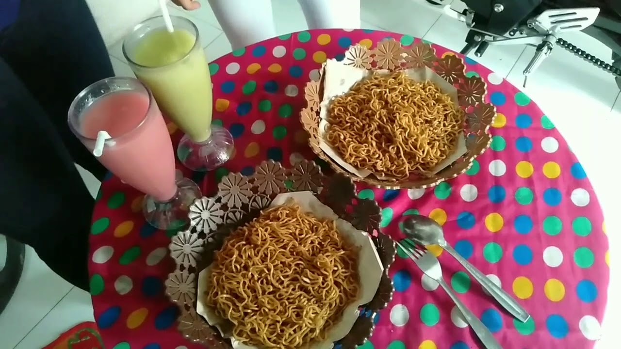 Detail Makanan Di Atas Meja Nomer 17