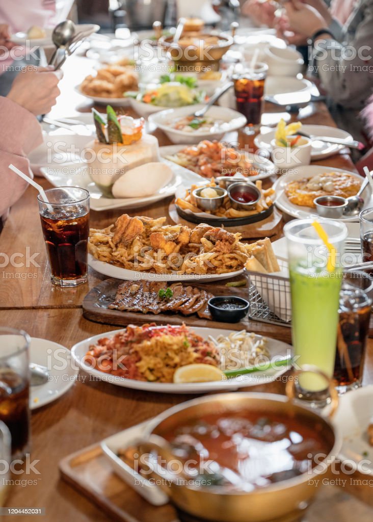 Detail Makanan Di Atas Meja Nomer 18