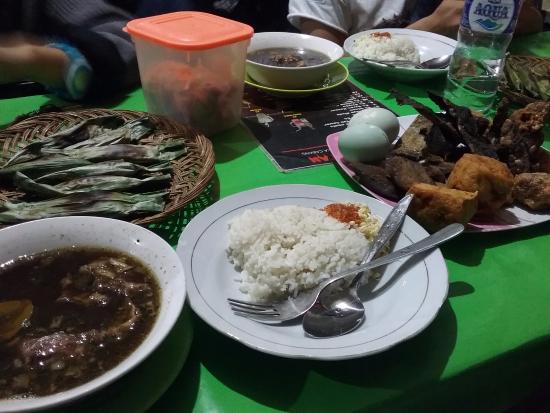 Detail Makanan Di Atas Meja Nomer 2
