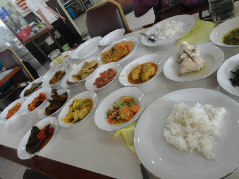 Detail Makanan Di Atas Meja Nomer 21