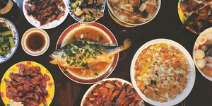 Detail Makanan Di Atas Meja Nomer 25