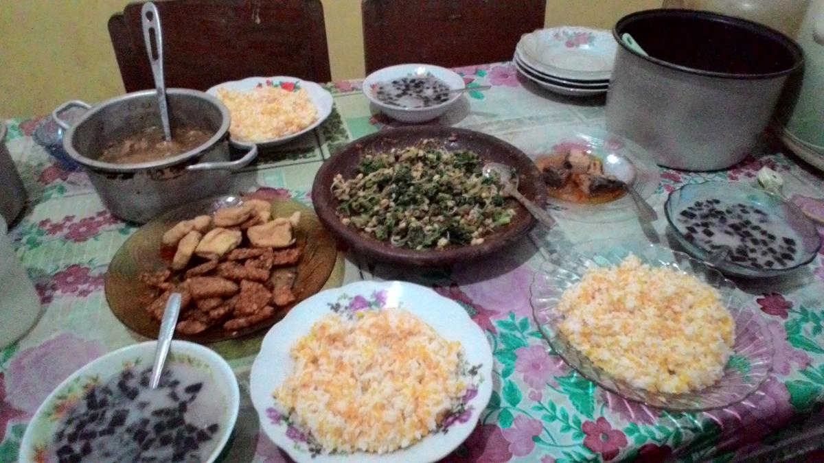 Detail Makanan Di Atas Meja Nomer 3
