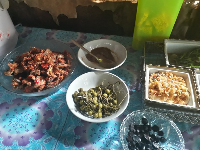 Detail Makanan Di Atas Meja Nomer 26