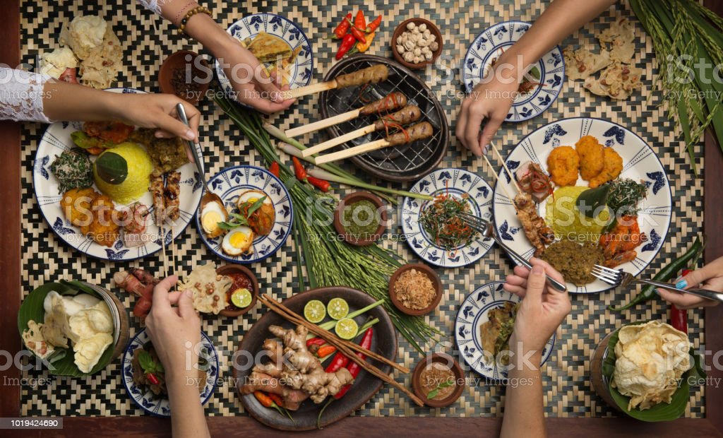 Detail Makanan Di Atas Meja Nomer 27